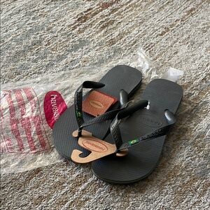 NWT Havaianas gray Flip Flops